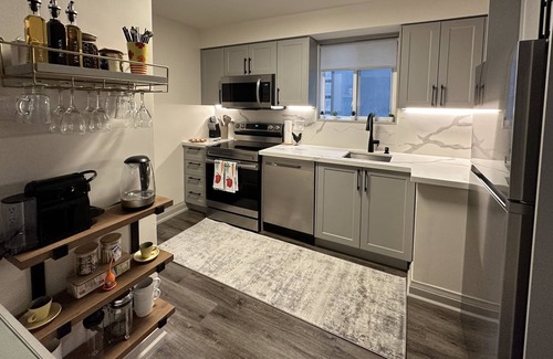 Woodbine Gardens Casa | Modern retreat in the city w/firepit, covered back porch, in suite laundry, WFH,