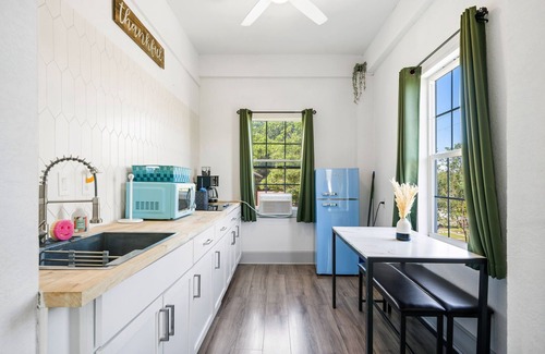 Alta Vista Apartamento | Modern Retreat l 30+ Day Stay Med Center & Airport