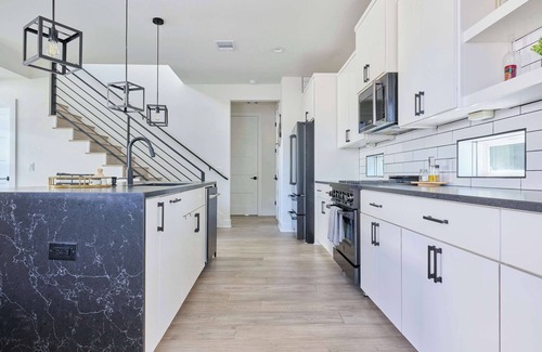 South Manchaca Casa | Modern Retreat Mins from Airport | DT | BBQ | ACL