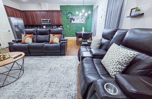 Woodlake - Briar Meadow Casa | Modern 2-Story Retreat in Uptown