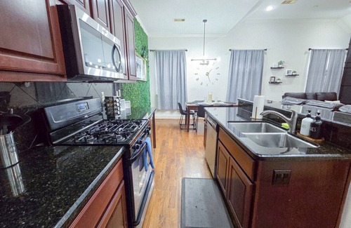 Woodlake - Briar Meadow Casa | Modern 2-Story Retreat in Uptown