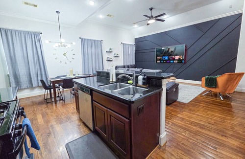 Woodlake - Briar Meadow Casa | Modern 2-Story Retreat in Uptown