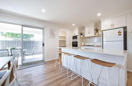 Dubbo Casa | Modern Retreat - Near CBD, 4BR Comfort