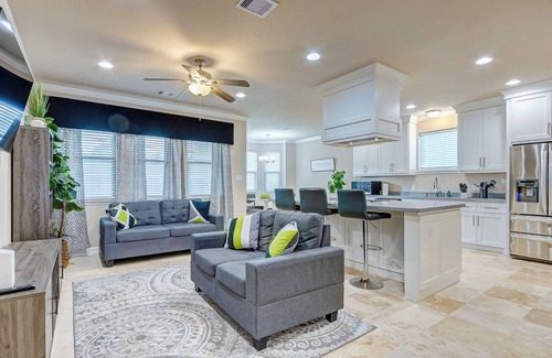 Central Southwest Casa | Modern Retreat Near Med Center – Quick Drive to NRG!
