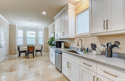 Central Southwest Casa | Modern Retreat Near Med Center – Quick Drive to NRG!