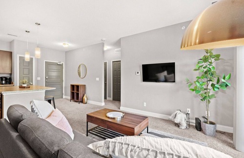 West Des Moines Apartamento | Modern Retreat with Garage, Gym, and Pool