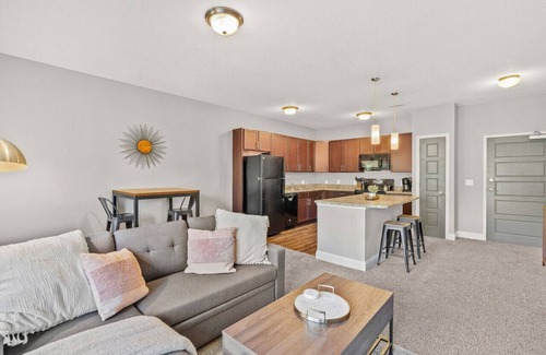 West Des Moines Apartamento | Modern Retreat with Garage, Gym, and Pool