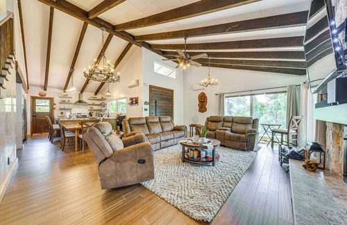 Ruidoso Cabina | Modern Retreat w/ Deck: 14 Mi to Ski Apache!