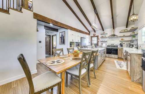 Ruidoso Cabina | Modern Retreat w/ Deck: 14 Mi to Ski Apache!