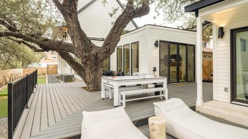 Bouldin Casa | Modern Retreat w Pool, Guest House & Deck Lounge Henley by AvantStay