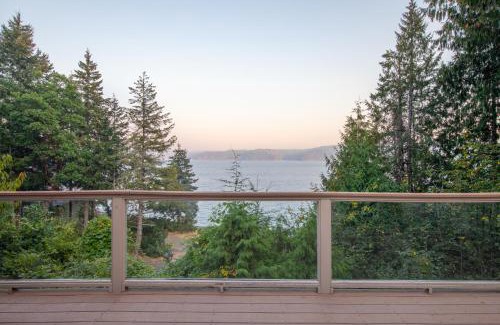Hoodsport Casa | Modern retreat w/stunning views & hot tub