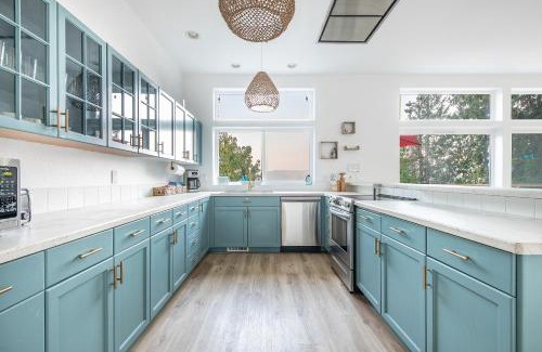 Hoodsport Casa | Modern retreat w/stunning views & hot tub