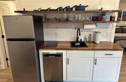 South Salt Lake Apartamento | Modern Retreat with All the Essentials