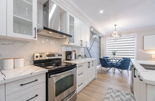 Brampton Casa | Modern Retreat with Loft & Spa-Like Jacuzzi Tub