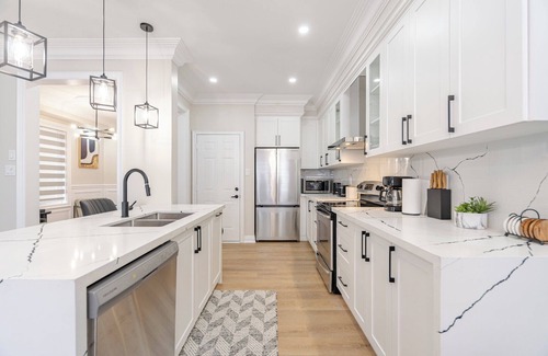 Brampton Casa | Modern Retreat with Loft & Spa-Like Jacuzzi Tub