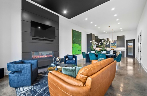 Piney Casa | Modern Retreat with Rooftop and Lake Access