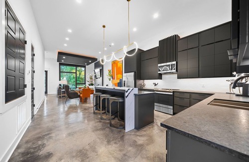 Piney Casa | Modern Retreat with Rooftop and Lake Access