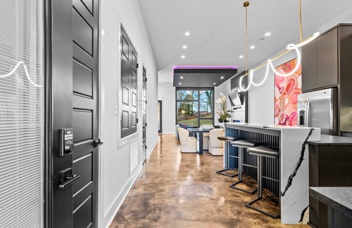 Piney Casa | Modern Retreat with Rooftop and Lake Access