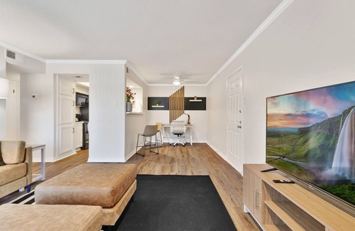 Vickery Meadow Casa | Modern Ritzy Haven