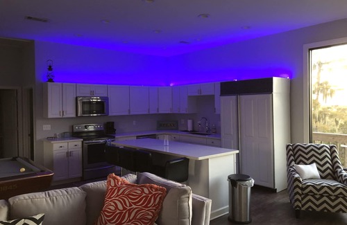 Akers Casa | Modern River Camp Ubicado en Akers, LA, al lado del famoso Sun Buns Bar and Grill
