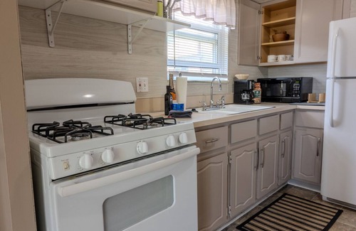 Wyandotte Casa | Modern River Retreat Near Airport, Hospitals, Corporations
