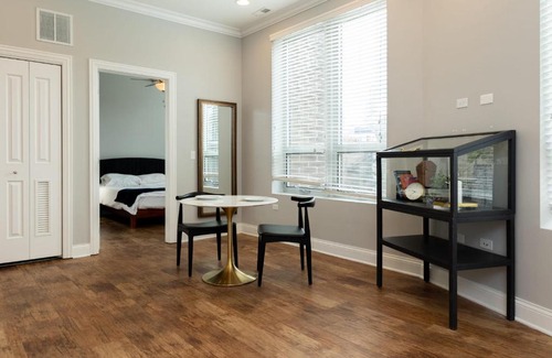 River West Apartamento | Modern River West 2BR with W&D by Zencity