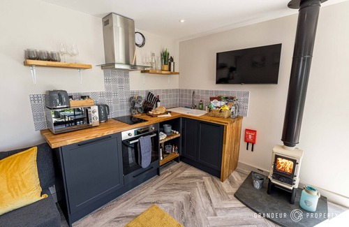 New Forest District Cabina | Modern Riverside Lodge with Hot Tub in Sopley, New Forest.
