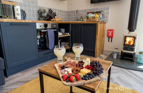 New Forest District Cabina | Modern Riverside Lodge with Hot Tub in Sopley, New Forest.