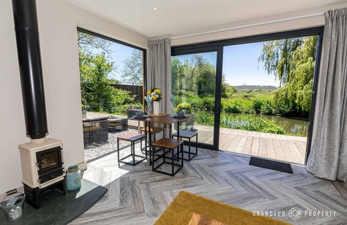 New Forest District Cabina | Modern Riverside Lodge with Hot Tub in Sopley, New Forest.