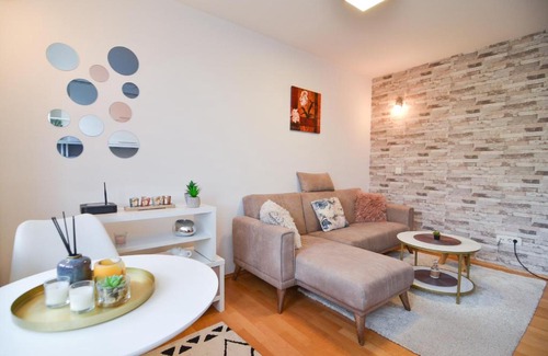 Novo Sarajevo Apartamento | Modern Riverside Studio