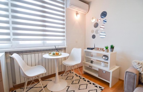 Novo Sarajevo Apartamento | Modern Riverside Studio