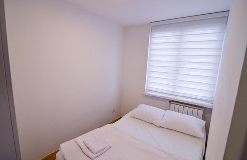 Novo Sarajevo Apartamento | Modern Riverside Studio