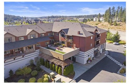 Coeur d'Alene Apartamento | Modern Riverstone Condo with Grand Deck - Steps to Shops, Restaurants, Trails and River