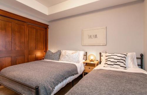 Coeur d'Alene Apartamento | Modern Riverstone Condo with Grand Deck - Steps to Shops, Restaurants, Trails and River