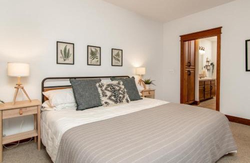 Coeur d'Alene Apartamento | Modern Riverstone Condo with Grand Deck - Steps to Shops, Restaurants, Trails and River