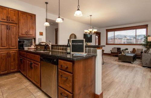 Coeur d'Alene Apartamento | Modern Riverstone Condo with Grand Deck - Steps to Shops, Restaurants, Trails and River
