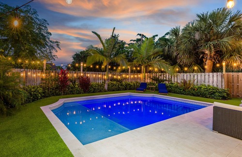 Poiciana Park II Casa | Modern Romantic Tropical Poolside Retreat!