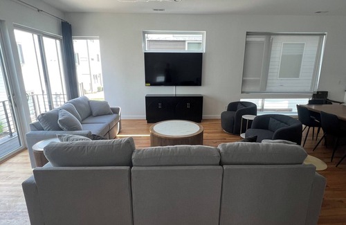 Third Ward Condominio | Modern Rooftop Terrace with 3King beds only 12min walk to BoA stadium.