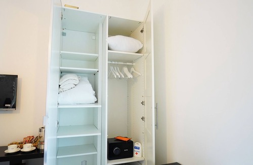 Al Raha Beach Apartamento | Modern Room in a superb apartment in Watersedge with Private Bathroom.