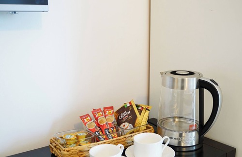 Al Raha Beach Apartamento | Modern Room in a superb apartment in Watersedge with Private Bathroom.