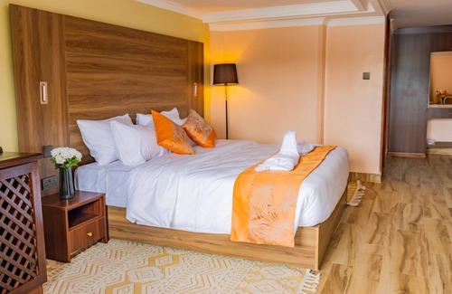 Langata Cama Y Desayuno | Dormitorio moderno y desayuno en el Karen Plains Hotel Nairobi, con balcón