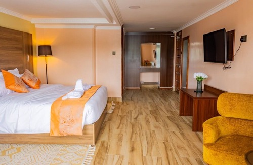 Langata Cama Y Desayuno | Dormitorio moderno y desayuno en el Karen Plains Hotel Nairobi, con balcón