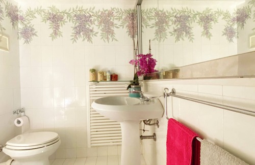 Parma Cama Y Desayuno | Modern" double room with bathroom in a late 19th century villa