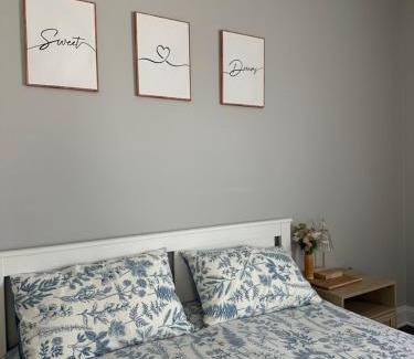 Hicksville Casa | Modern Room with Cozy Vibes