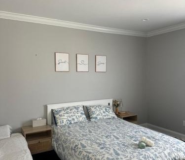 Hicksville Casa | Modern Room with Cozy Vibes