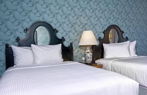 Downtown San Francisco Hotel | Modern Room with Pool Access, Fireplace & Free Breakfast in San Francisco