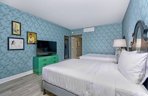 Downtown San Francisco Hotel | Modern Room with Pool Access, Fireplace & Free Breakfast in San Francisco