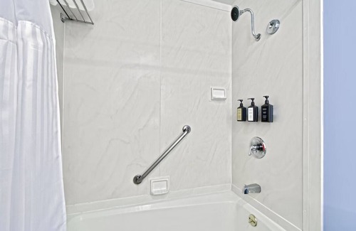 Downtown San Francisco Hotel | Modern Room with Pool Access, Fireplace & Free Breakfast in San Francisco