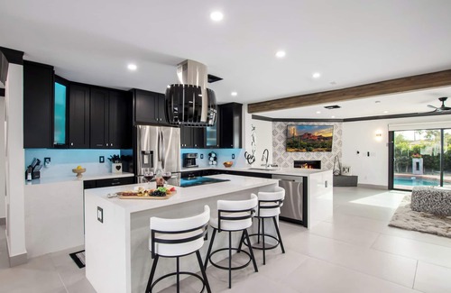 Mereway Manor Cabaña | Modern Roose-pool Heat Available-hot Tub- Old Town
