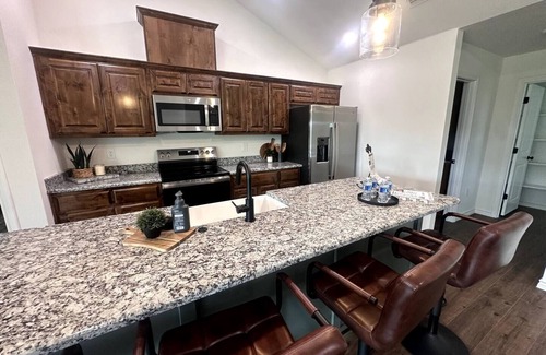 Burneyville Casa | Modern Rustic 3-Bedroom Retreat in Falconhead ✨ Highlights t t3 spacious bedrooms/2 full baths t tModern rustic décor throughout t tOpen-concept living & kitchen t tLocated in Falconhead community t tIdeal for mid-term stays (30+